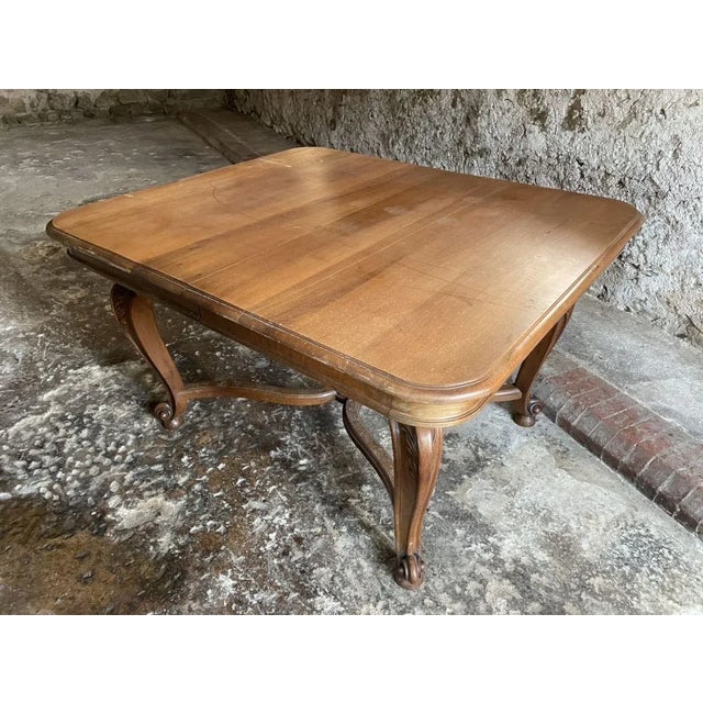 Extendable table in walnut style Louis XV, 1900's. it has 3 extensions of 50 cm, which makes 216 cm open.