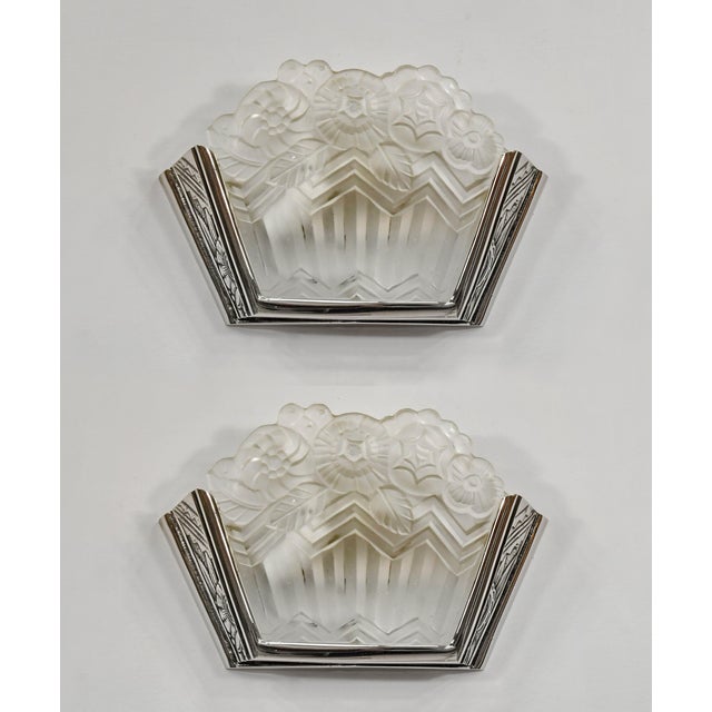 NOVERDY A wonderful pair of 1925-1935 French art deco wall lights. The solid brass mounts hold two beautiful panels in...