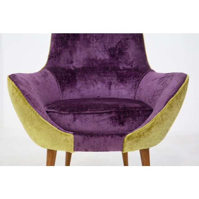 Gorgeous set of two large velvet armchairs of fine Italian manufacture from the 1950s. The set is made of fabric...