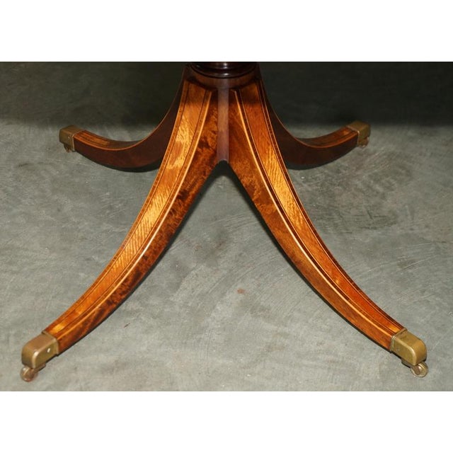 Regency Crossbanded Extendable Pedestal Dining Table in Satinwood, 1820s For Sale - Image 4 of 18