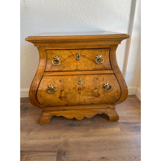 1960s American of Martinsville Olive Ash Burl "Bombe" Nightstand – Authentic Vintage For Sale - Image 10 of 10