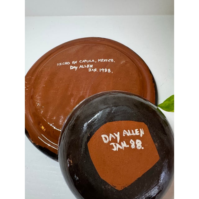 1988 Mexican Studio Pottery Plate & Bowl Set by Day Allen – Hand-Painted Terracotta For Sale - Image 4 of 9