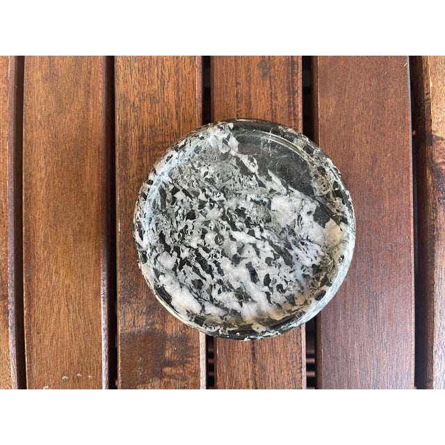 1960s Black White Marble Wide Display Riser With Inset Surface Pedestal Stand – 4.5" For Sale In Santa Fe - Image 6 of 6