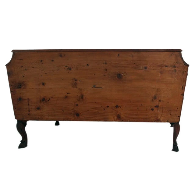Important original venetian commode of 18th Century in mahogany. This original Venetian Commode is a unique valuable piece...