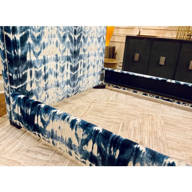 Norwalk Modern Blue and White Tie Dye/Ikat Cut Velvet Twilights Queen Bed For Sale In Atlanta - Image 6 of 8