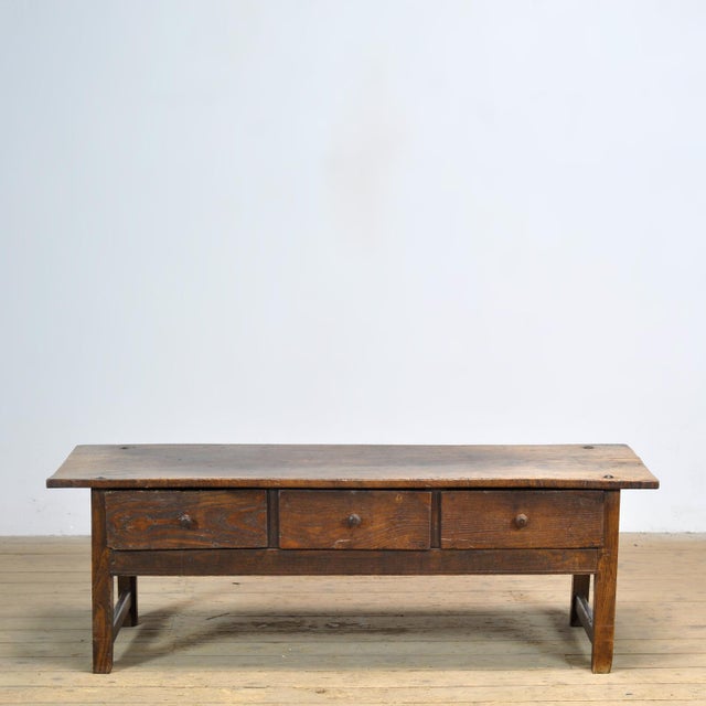 An oak coffee table dating from circa 1820, executed in a timeless and functional design. This authentic piece of...