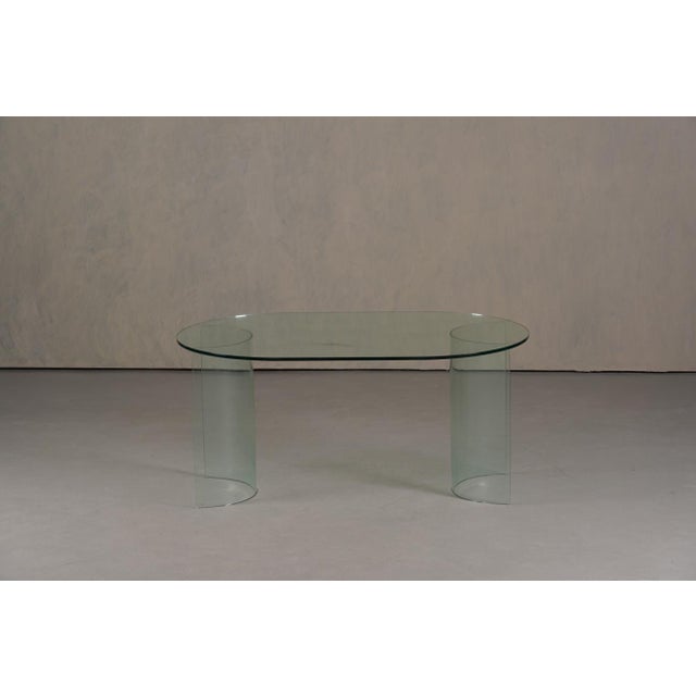A vintage oval tempered glass dining table by Fiam from Italy, 1980s. The designer is unknown. Made entirely of tempered...