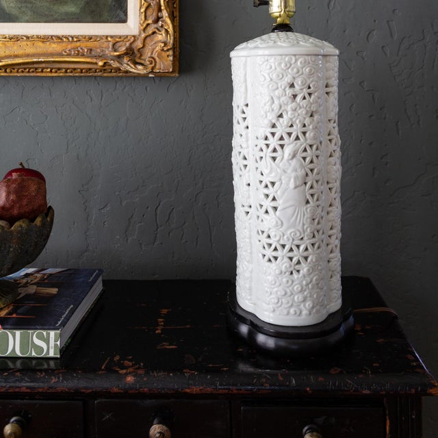 1960s Pierced Porcelain Blanc De Chine Quatrefoil Lamp on Black Base For Sale - Image 13 of 18