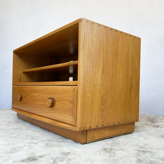 Windsor Elm Media Unit by Lucian Ercolani for Ercol, 1990s For Sale - Image 13 of 17