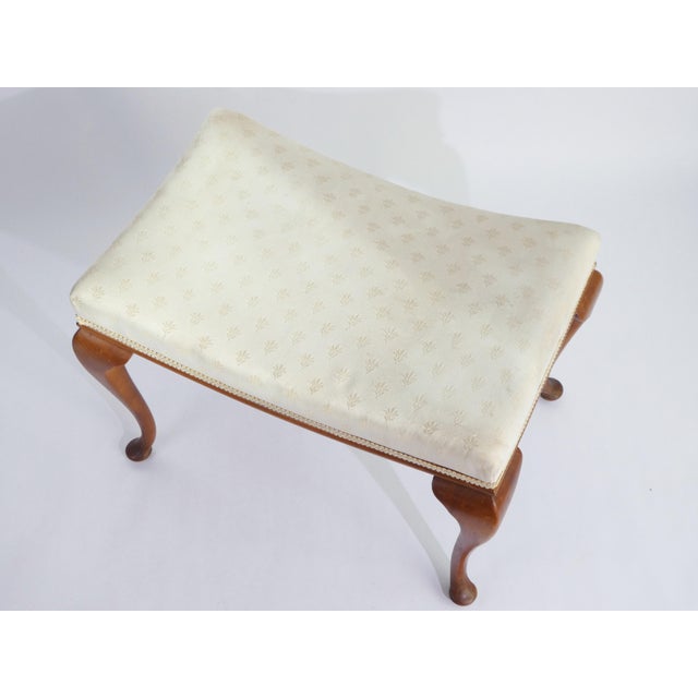 1920s Antique Queen Ann Ottoman with Rectangular Wooden Cabriole Legs and White Upholstery, 1920s For Sale - Image 5 of 12