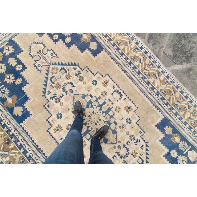 House of Séance - 1920s Antique Oushak Medallion Hand-Knotted Rug - 7’6” X 13’4” For Sale - Image 4 of 10