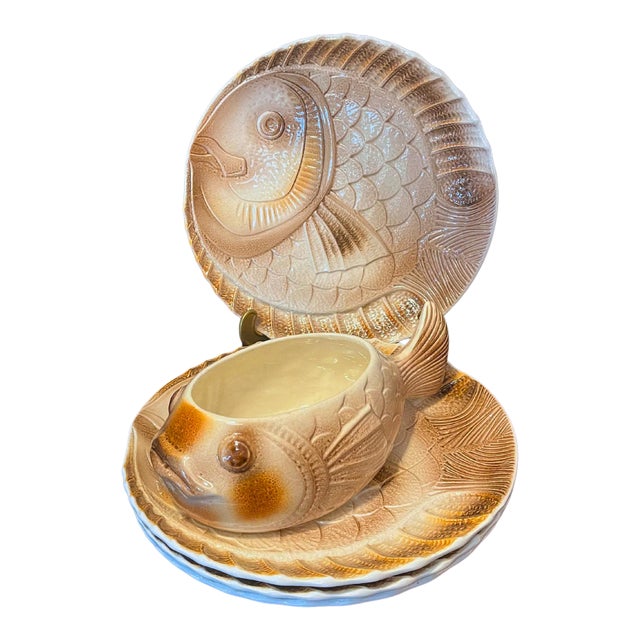 Sarreguemines Mid Century Set of 4 Fish-Shaped Majolica Plates and Sauce Boat, Circa 1950 For Sale