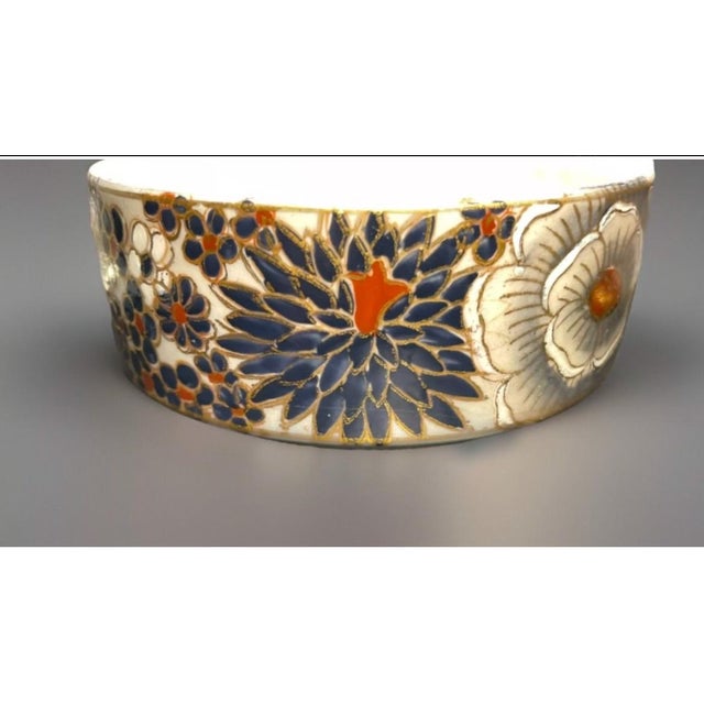 Late 19th Century Japanese Satsuma Roses, Daisies & Chrysanthemums Box With Lid Late 19th-Century Meiji Period For Sale - Image 5 of 6