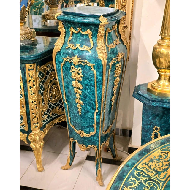 Louis XV Pedestal Stand in Bottle Green With Bronze Ormolu & Gilded Details For Sale - Image 4 of 4