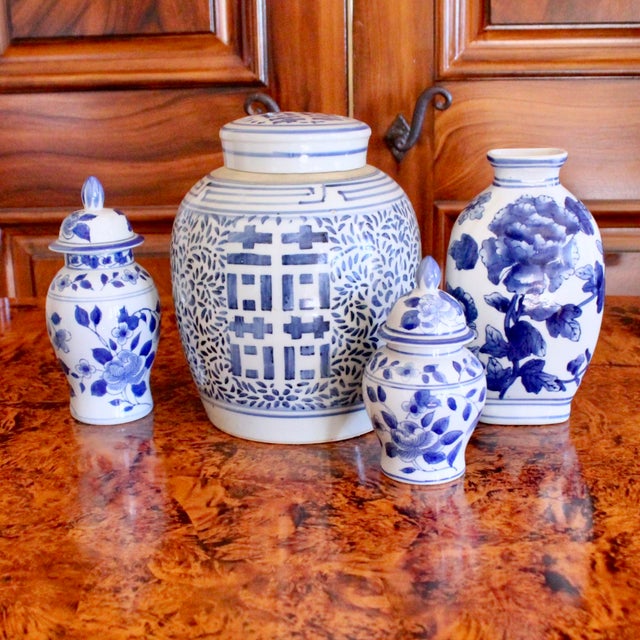 Group of Chinese Blue and White Porcelain Ginger Jars and Vase- 4 Pieces For Sale - Image 13 of 13