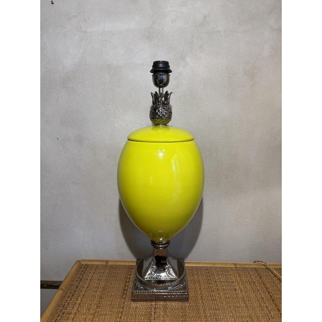 Beautiful table lamp, in perfect condition, acid yellow in color. The base and pineapple-shaped decoration are plated in...