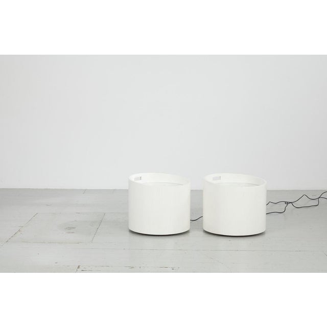 Barrel-Shaped Illuminated Tables in White Lacquered Wood with Glass Tops, 1970s, Set of 2 For Sale - Image 6 of 18