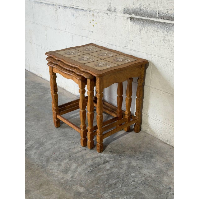 Mid-Century Modern Oak Floral Ceramic Tile-Top Nesting Tables Set of 3 Spindle Legs Traditional Vintage For Sale - Image 3 of 10