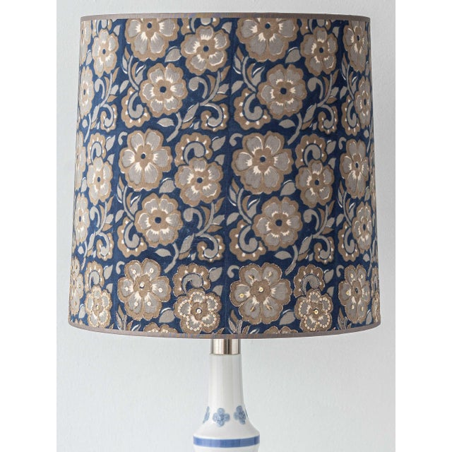 Metal Blue and White Porcelain Floral Table Lamp from Lladró with Embroidered Sari Silk Lampshade, 1970s For Sale - Image 7 of 11