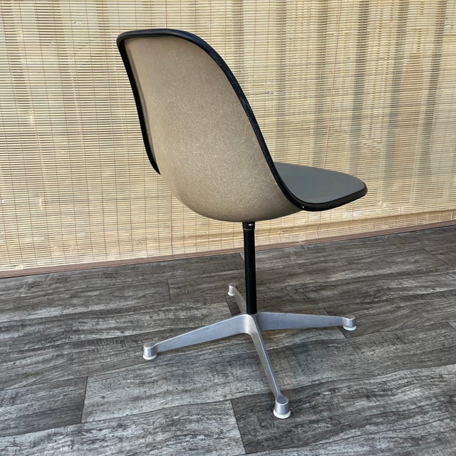 Metal Mid Century Modern Swiveling Molded Chair by Eames for Herman Miller. Circa 1960s For Sale - Image 7 of 18