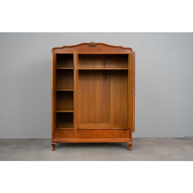 Art Nouveau Wardrobe in Walnut For Sale - Image 3 of 18