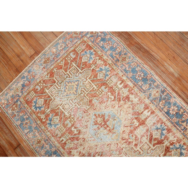 Antique worn heriz rug in Terracotta & blue Measure: 2'11'' x 4'1''.