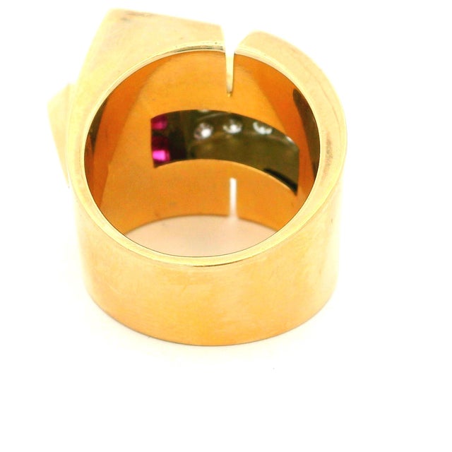 Retro 18k Gold Ruby and Diamond Tank Ring, Circa 1940s, Size 8 For Sale In Miami - Image 6 of 10