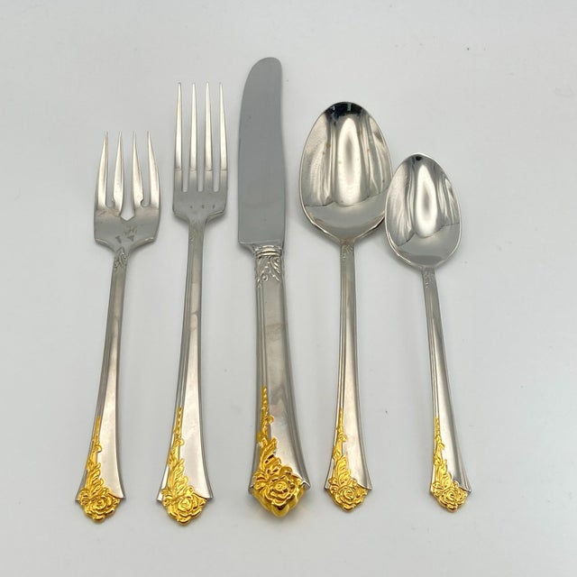 Art Deco Oneida Cube Golden Damask Rose 59-Piece Set (Service for 10 + 8 Hostess PCS + Wooden Chest) Vintage Stainless Steel With Gold Accent For Sale - Image 3 of 18
