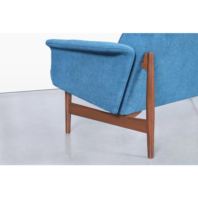 Wood Mid-Century Modern Sculptural Walnut Sofa, 1960s For Sale - Image 7 of 10