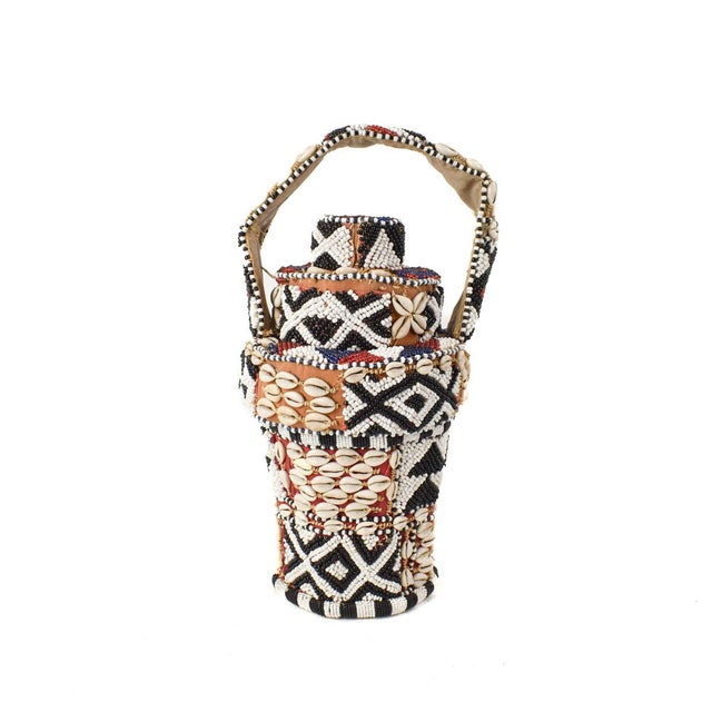 African Early 20th Century Kuba Royal Beaded Basket For Sale - Image 3 of 7