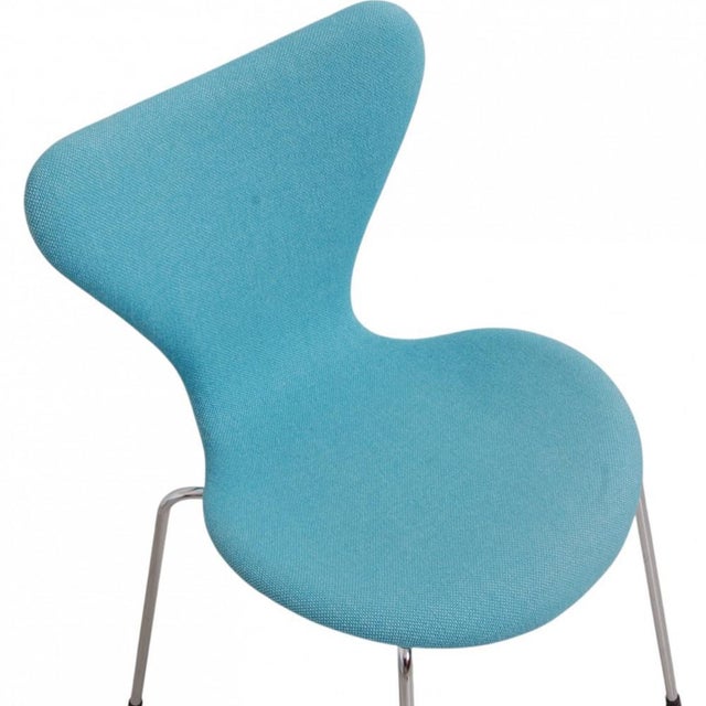 Textile Seven Chairs in Blue Fabric by Arne Jacobsen, 1980s, Set of 6 For Sale - Image 7 of 18