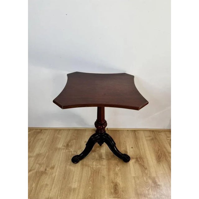 Antique Victorian quality mahogany lamp table having a quality mahogany shaped top supported by a reeded carved tapering...