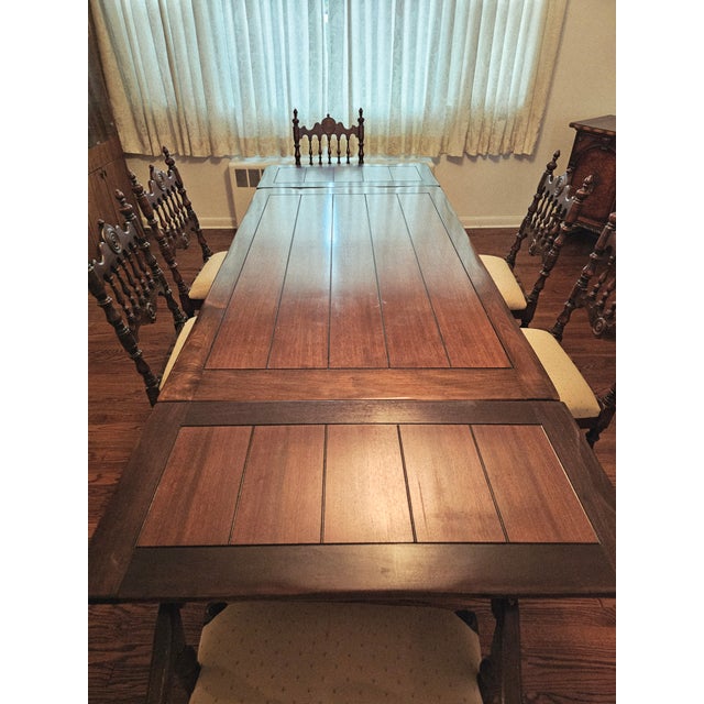 Early 20th Century Antique Walnut Berkey&Gay Dining Room Table With 5 Chairs and 1 Armchair Dining Table and Chairs with 2...