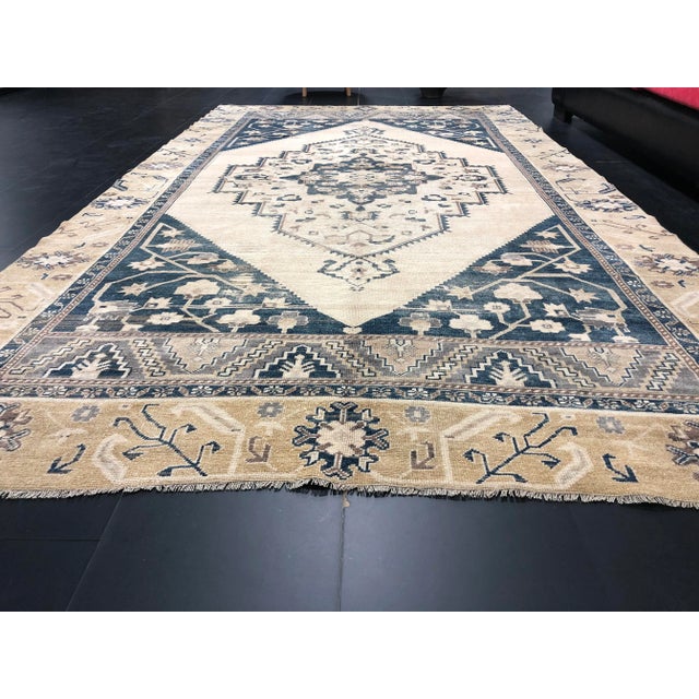 1960s Vintage Medallion Design Traditional Turkish Wool Area Rug For Sale - Image 5 of 10