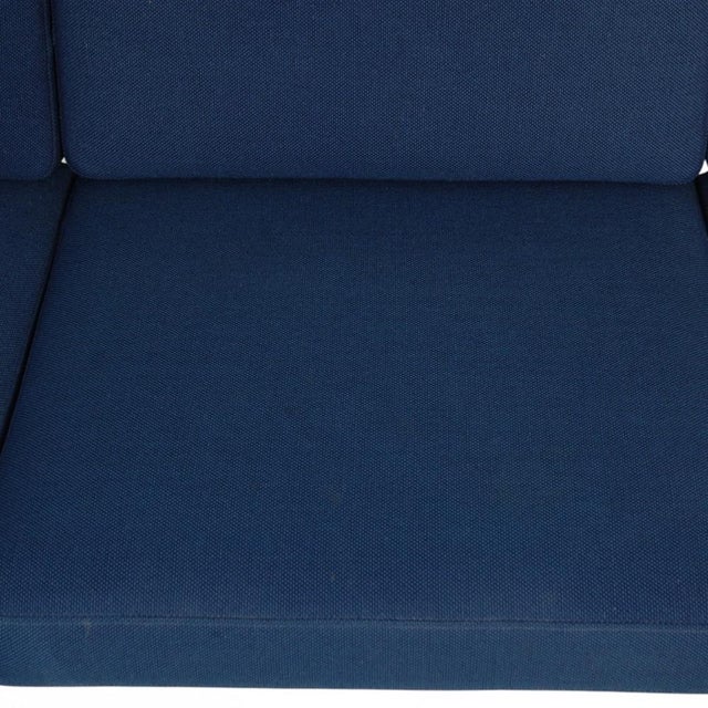 GE236 Three-Seater Sofa in Blue Fabric and Oak by Hans Wegner, 1990s For Sale - Image 9 of 18