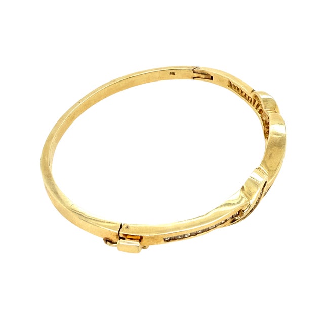 Modern 1980s 14k Yellow Gold Baguette Diamond Ribbon Bangle Bracelet For Sale - Image 3 of 4