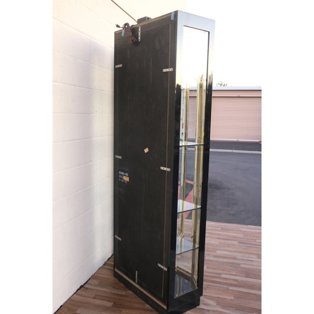 Pair of Mid-Century Modern Henredon Black Lacquer & Brass Glass Display Cabinets With Lighting For Sale - Image 17 of 18