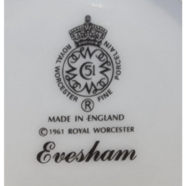 1960s Royal Worcester Evesham Gold – 32-Piece Dinnerware Set – England For Sale - Image 12 of 12