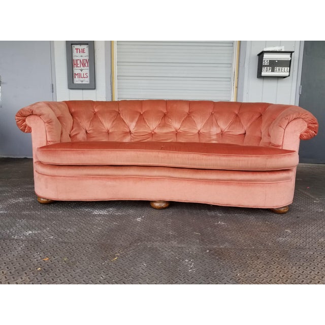 Retro Hollywood Regency Pink Coral Velvet Chesterfield ... It's straight of the '70 paris runway and ideal for a small living room.