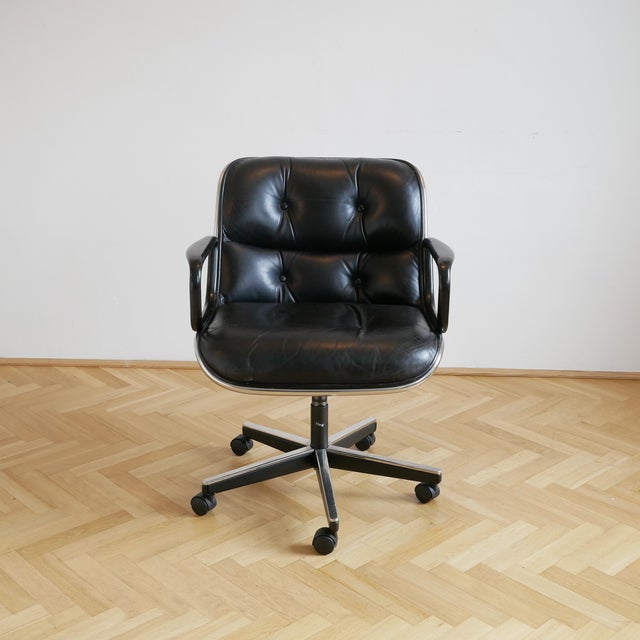 This original Knoll Pollock Chair with black leather and a black frame is one of the most iconic office chair designs of...
