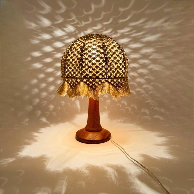 This attractive 1970s table lamp has a silhouette that is both simple and expressive. Its turned solid wood base forms a...