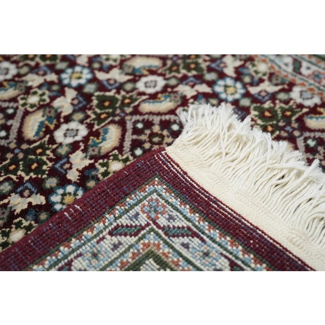 The word "Mahi" refers to the fish-shaped (lancet, sickle) leaves in the close allover design of open diamonds, rosettes...