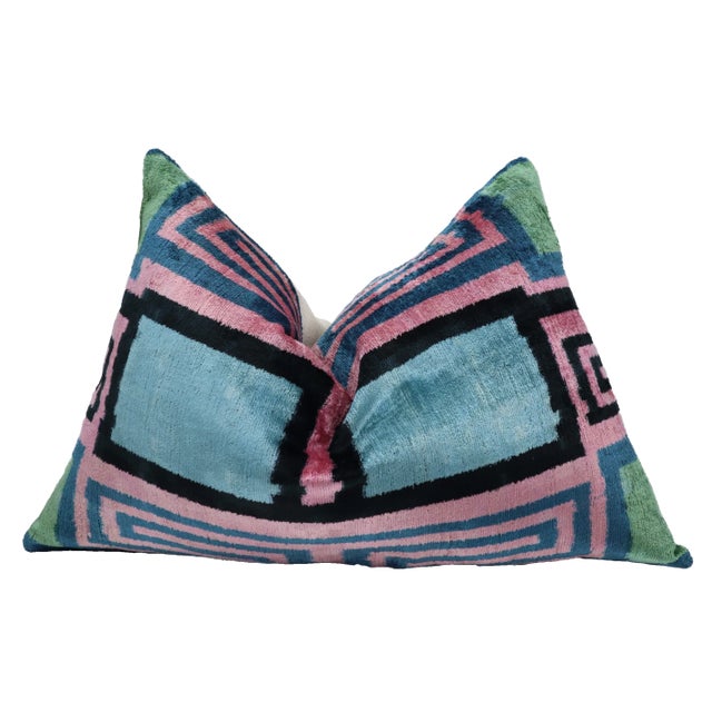 ● 100% silk velvet material making the throw pillows super soft and cozy with a delicate touch and giving your room a more...