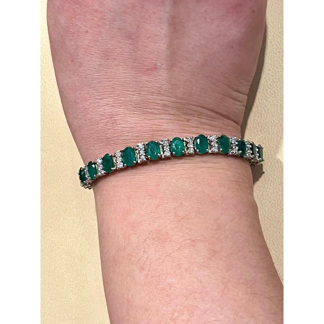 18 carat Natural Emerald & Diamond Cocktail Tennis Bracelet 14 Karat White Gold For Sale - Image 11 of 18