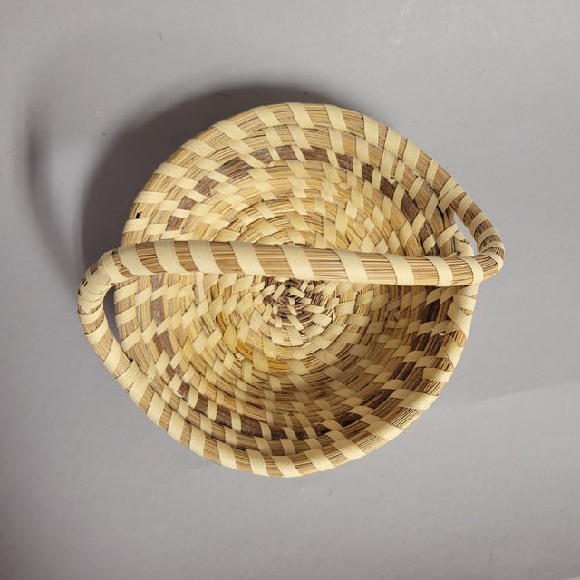 American Handwoven Gullah Sweetgrass Basket With Twist Handle – Charleston, Sc For Sale - Image 3 of 7