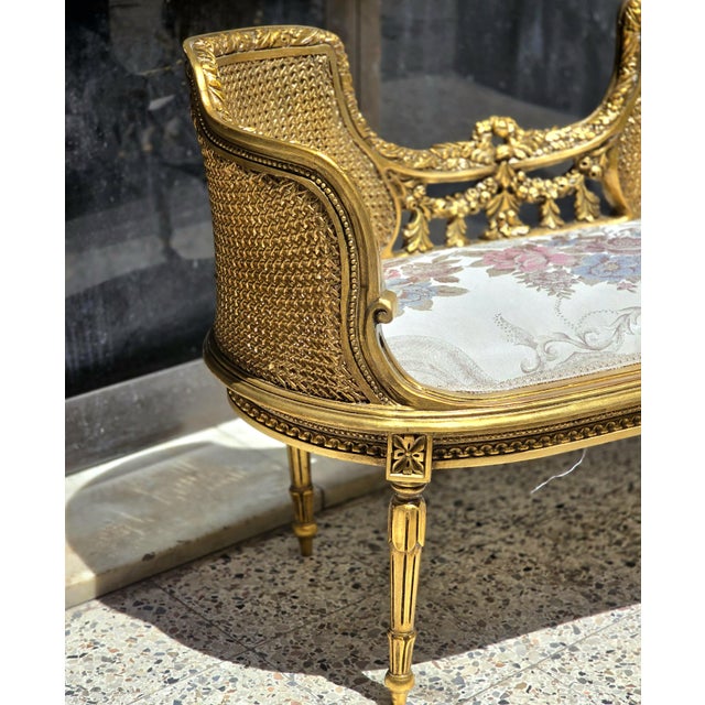 French French Style Upholstered Bench – White Damask Fabric With Ornate Gold Leaf Frame For Sale - Image 3 of 4