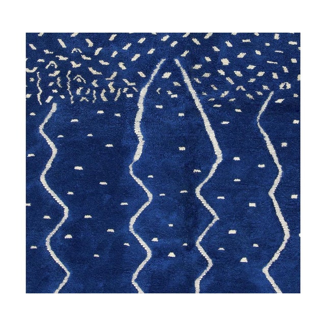 Bands of deep navy and soft ivory stack across this rug like a coastal horizon, each panel telling its own visual story...