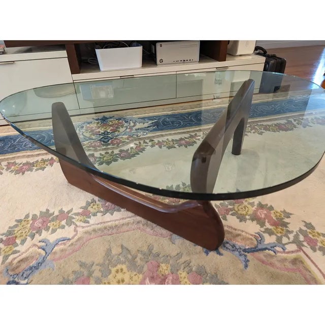 The iconic Noguchi coffee table is designed by the renowned Japanese-American artist Isamu Noguchi. It has a sculptural...