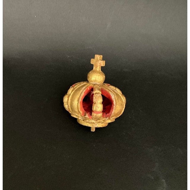 18th Century Iberian Religious Crown in Carved Gilt Wood For Sale - Image 4 of 7