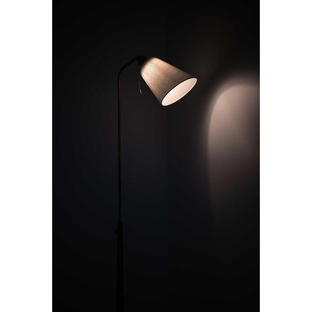 Wood Scandinavian Modern Floor Lamp in Brass and Mahogany by Hans Bergström, 1940s For Sale - Image 7 of 8